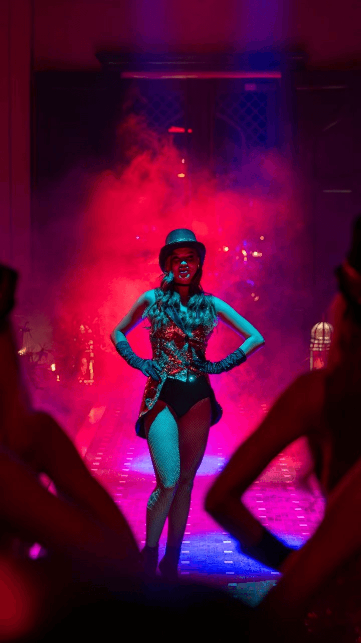 Chanteur du groupe live en pleine action sur la scène du restaurant