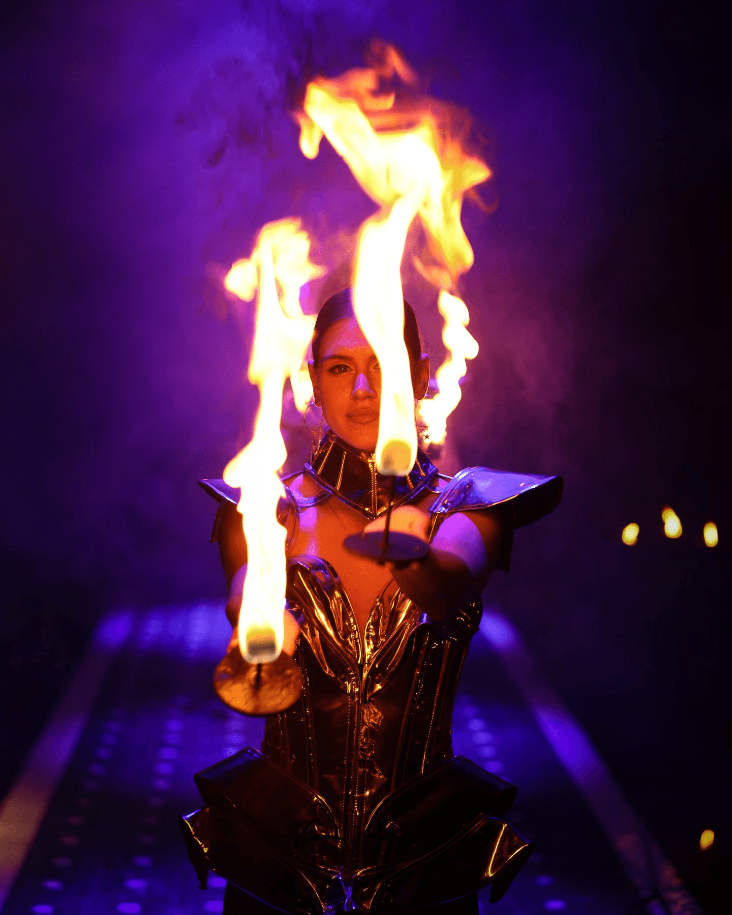 Cracheur de feu réalisant une performance spectaculaire lors du dîner au Jad Mahal