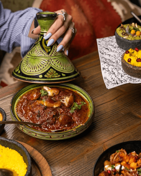 Tajine marocain traditionnel servi au Palais Jad Mahal Marrakech