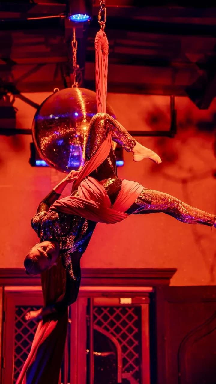 Acrobate aérien en tissu suspendu au-dessus de la salle du Palais Jad Mahal