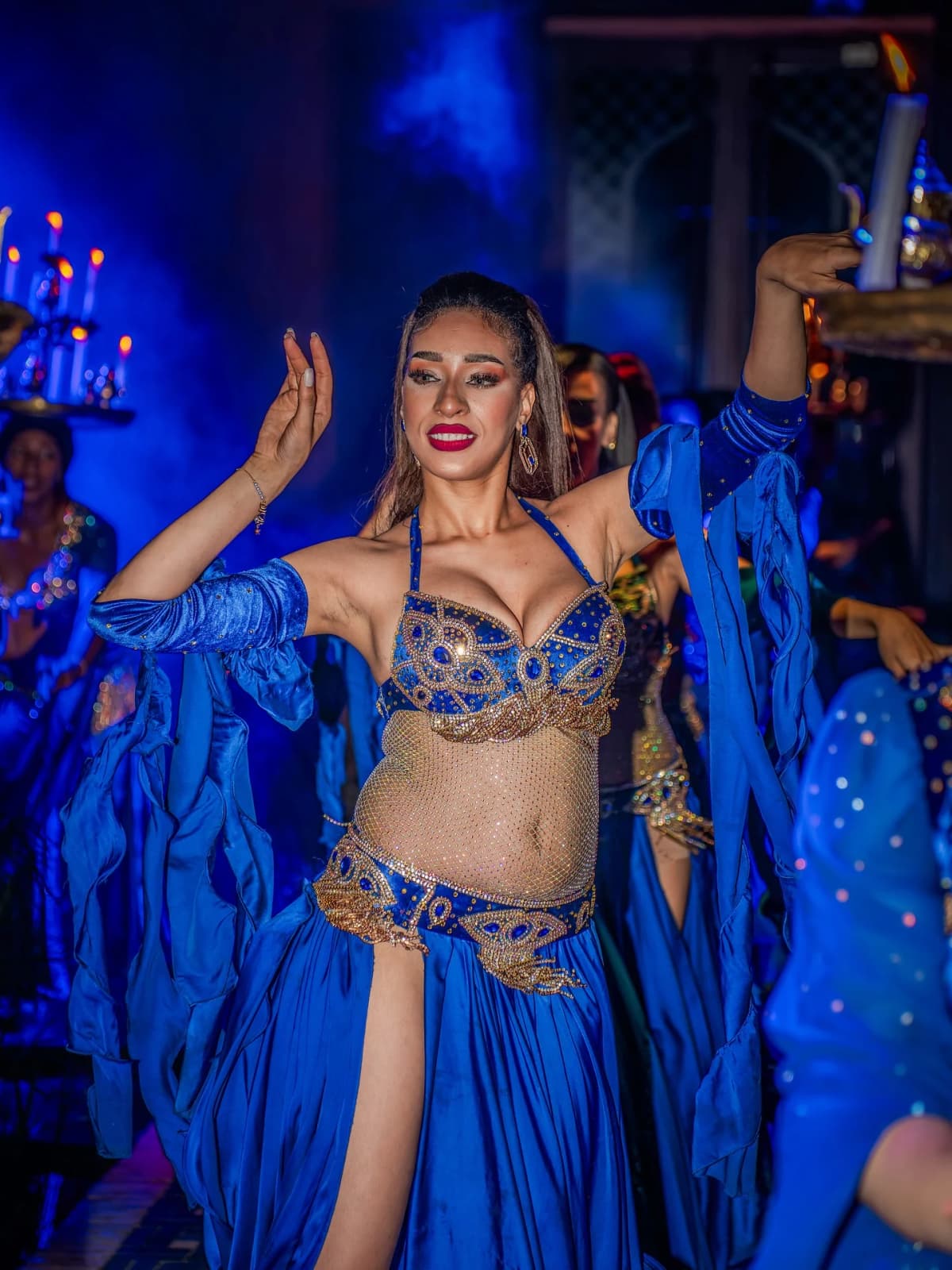 Danseuse orientale en costume bleu et or dansant lors du spectacle du Palais Jad Mahal