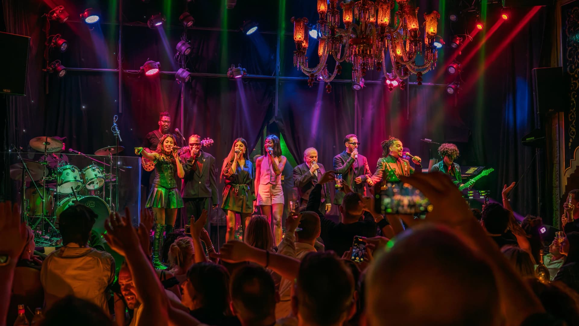 Le live band du Palais Jad Mahal en pleine performance sur scène devant un public enthousiaste