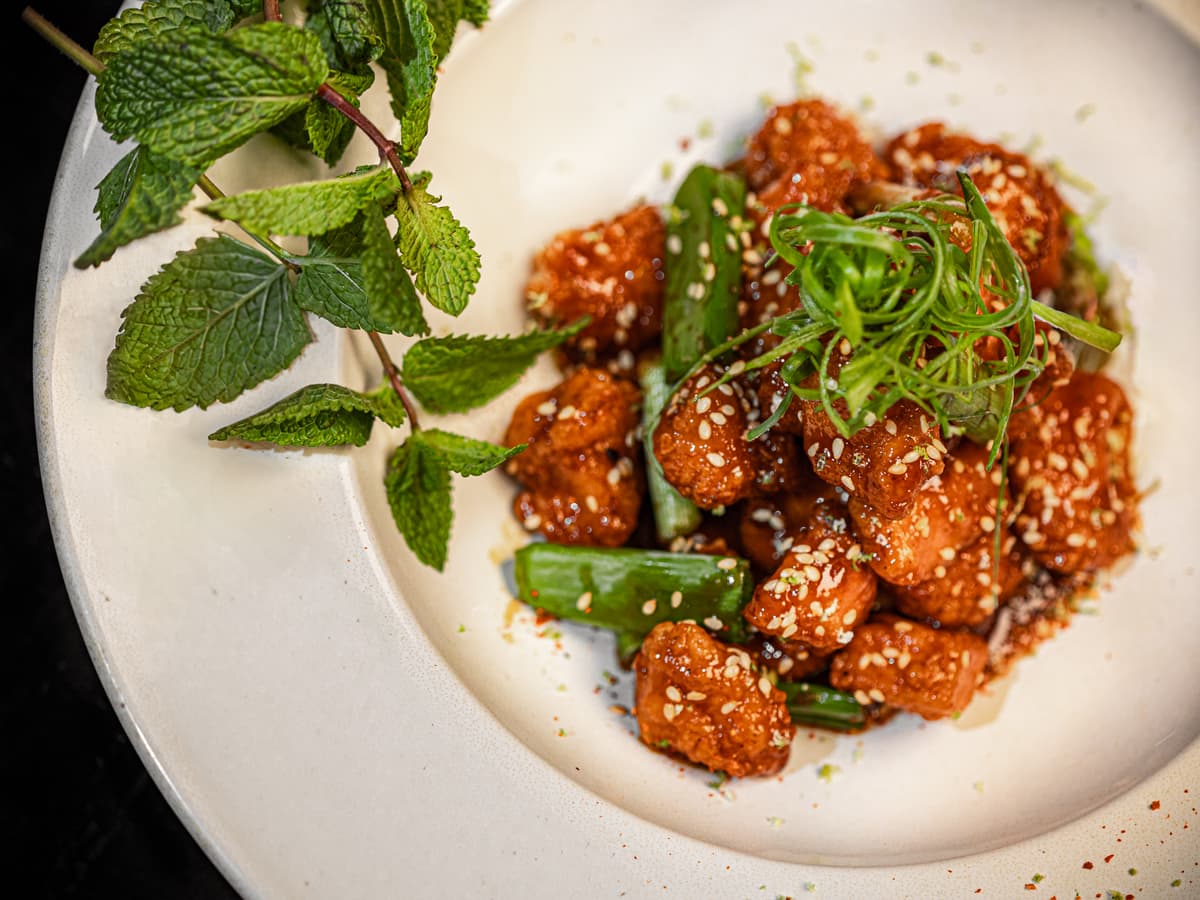 Plat thaï wok et épices cuisine asiatique au Jad Mahal Marrakech