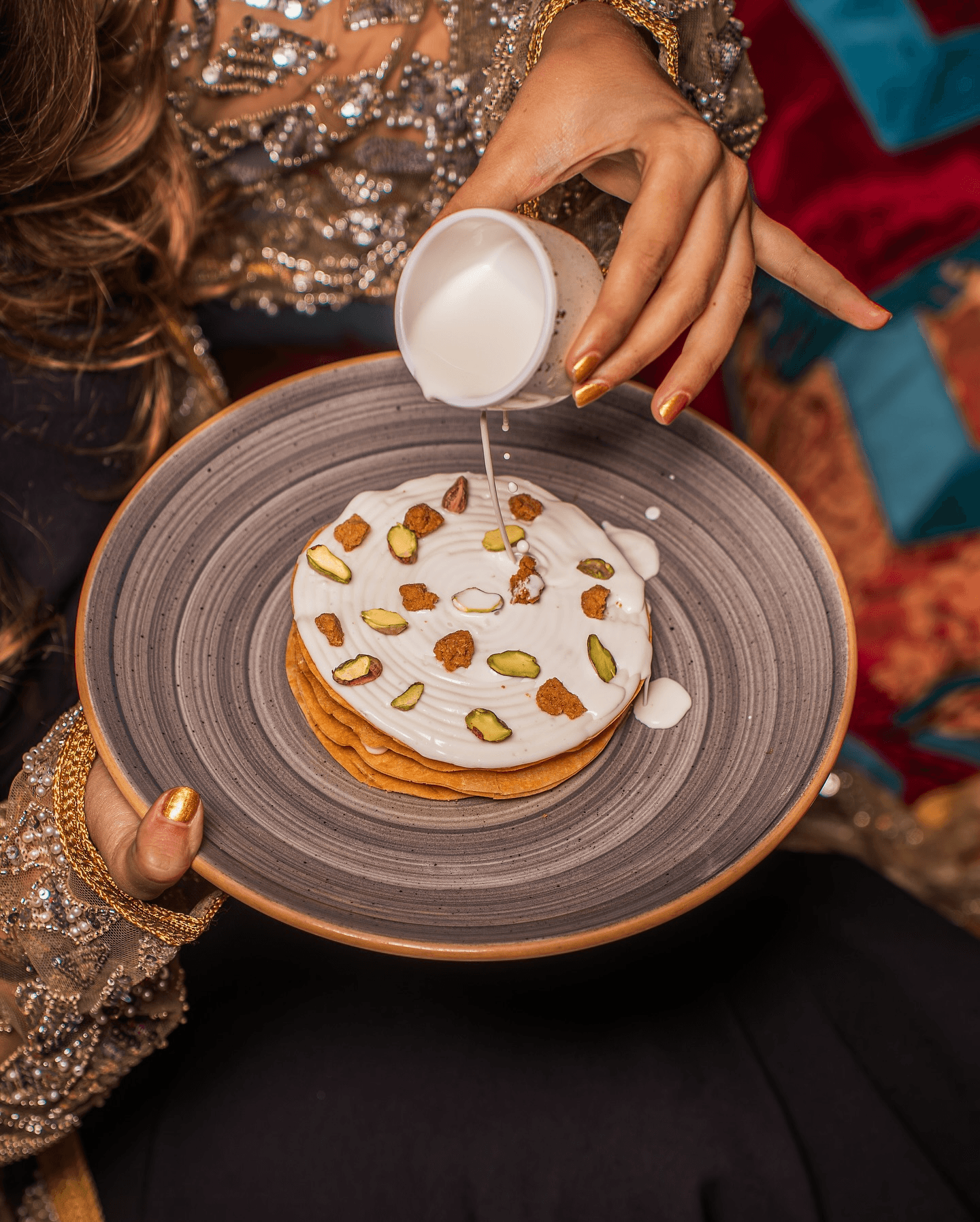 Service de la pastilla au lait, dessert marocain gastronomique aux pistaches